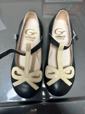 Gallucci Kids Black Mary Jane Shoes with Cream Bow Accent